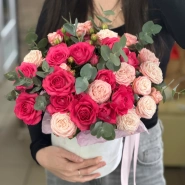 Кустовые розы в шляпной коробке 0