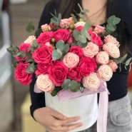 Кустовые розы в шляпной коробке 1