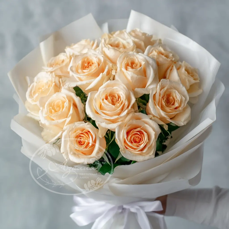 15 персиковых эквадорских роз