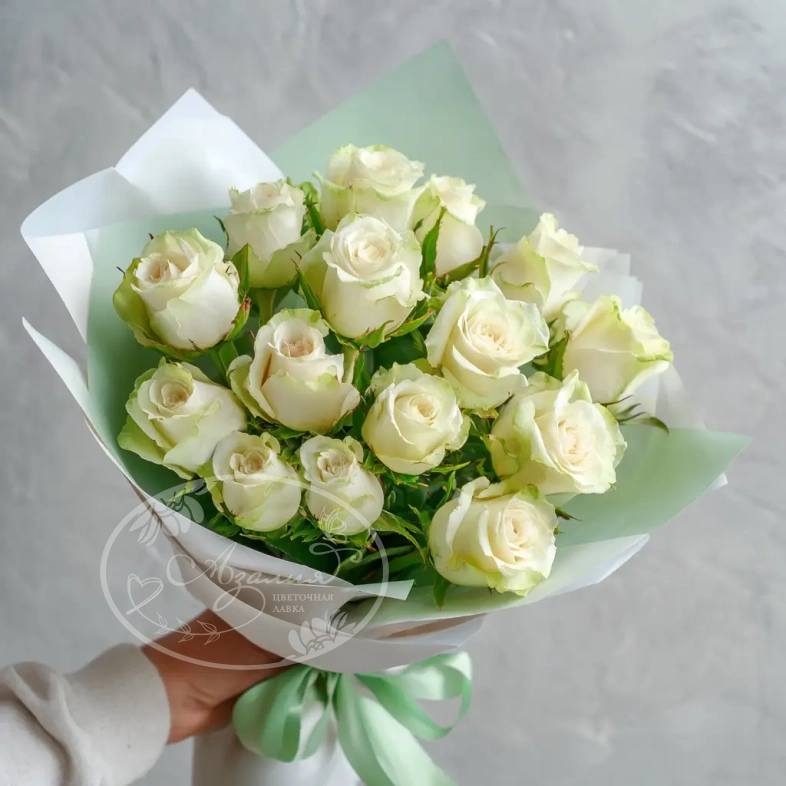 15 белых роз российских