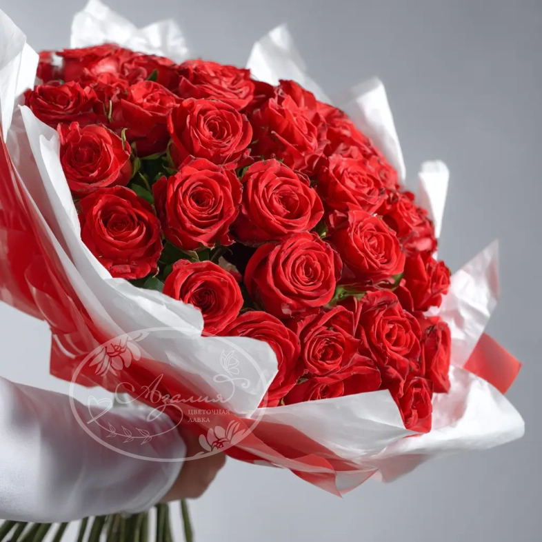 Красные розы &laquo;Карминовый взгляд&raquo;