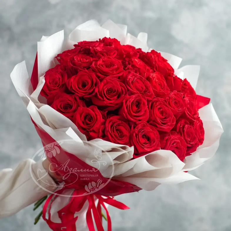 Красные розы &laquo;Карминовый взгляд&raquo;